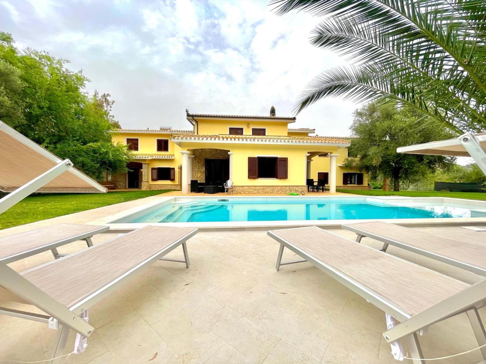 Villa With Pool 카데두 외부 사진
