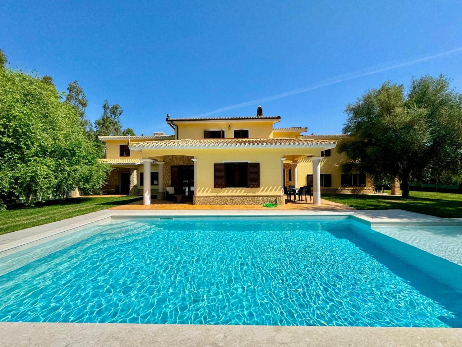 Villa With Pool 카데두 외부 사진