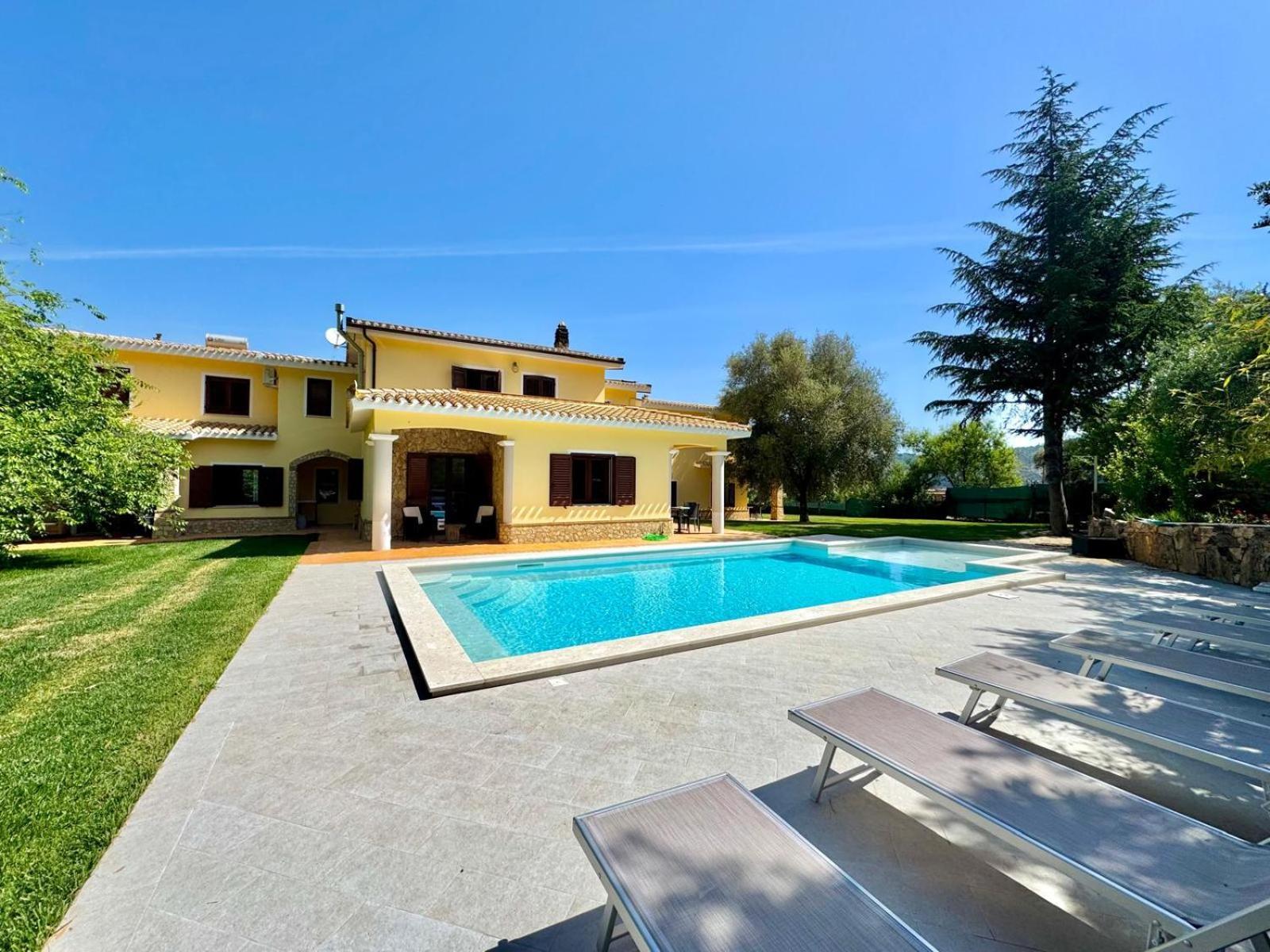 Villa With Pool 카데두 외부 사진