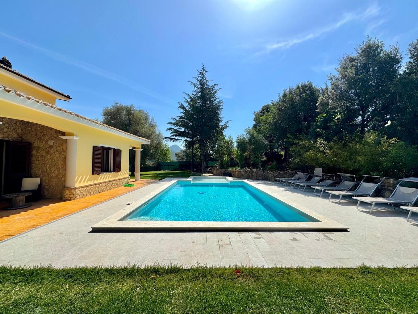 Villa With Pool 카데두 외부 사진