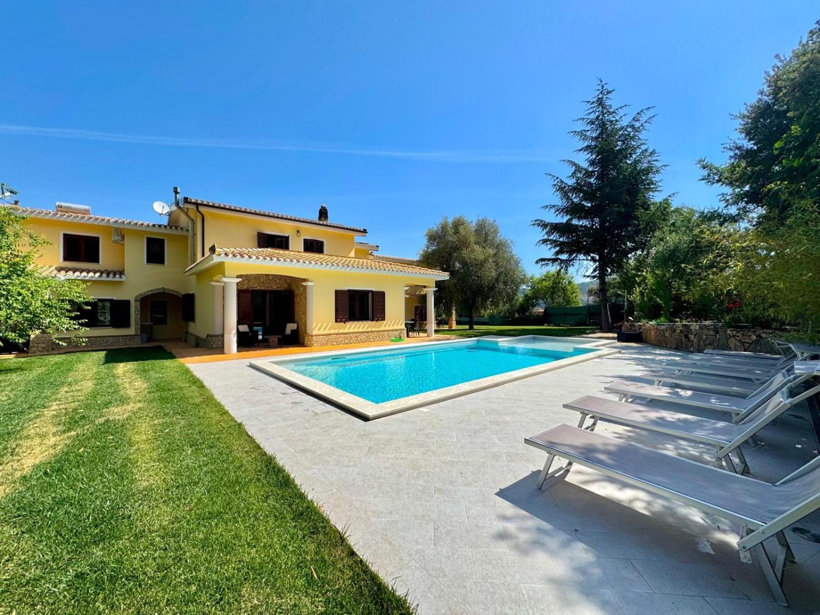 Villa With Pool 카데두 외부 사진